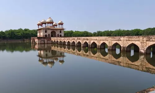हरियाणा के नारनौल में एक दशक बाद जल महल पानी से लबालब भर गया है। हरियाणा के नारनौल में एक दशक बाद जल महल पानी से लबालब भर गया है।