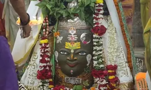 बाबा महाकाल को भांग से सजाया गया, चंद्रमा, त्रिपुंड, त्रिनेत्र, चांदी के मुकुट और मुंड माला से विशेष शृंगार