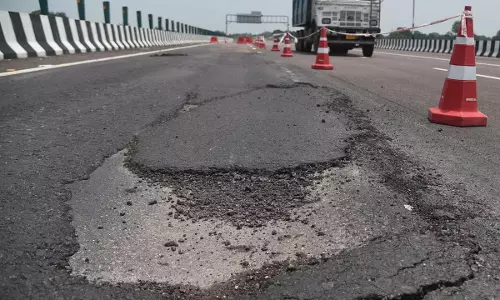 लखनऊ-कानपुर एक्सप्रेसवे पर उखड़ रही सड़क की तारकोल, कई हिस्सों में दोबारा लेपन