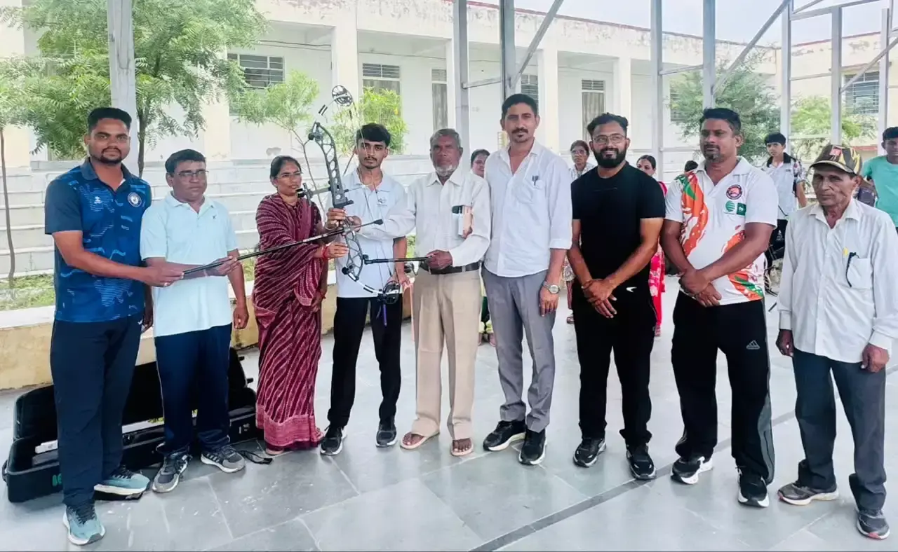 Dungarpur: विश्वद्वीप रंगोत को मिली बड़ी सौगात, सांसद राजकुमार रोत ने दिया अत्याधुनिक धनुष सेट