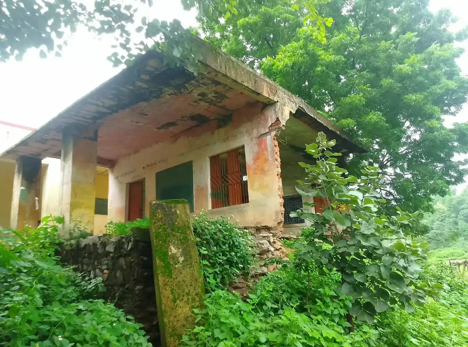 Dungarpur: सरकारी उपेक्षा से डेडली स्कूल की हालत खराब, तीन कमरों में पढ़ने को मजबूर 230 बच्चे