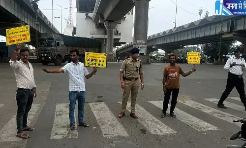 ट्रैफिक नियम तोड़ने वालों को मिली अनोखी सजा