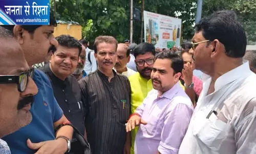 यातायात तिराहे से डॉ. राजेंद्र प्रसाद की प्रतिमा हटाने पर विवाद, AAP कार्यकर्ताओं ने किया प्रदर्शन यातायात तिराहे से डॉ. राजेंद्र प्रसाद की प्रतिमा हटाने पर विवाद, AAP कार्यकर्ताओं ने किया प्रदर्शन