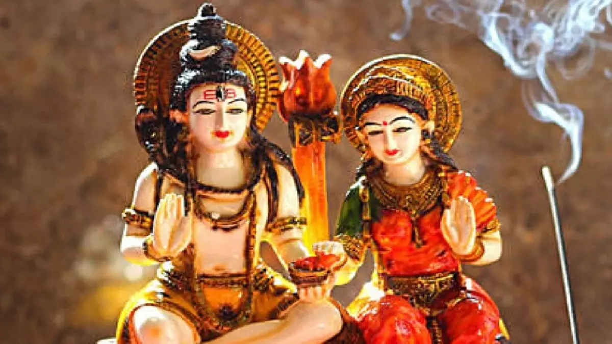 कजरी तीज पर चंद्रमा को दूध मिलाकर क्यों देते हैं अर्घ्य? जानें महादेव से जुड़ा रहस्य