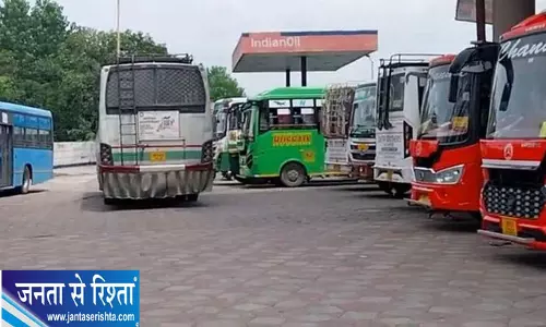 Punjab बंद के कारण ऊना में बस यात्री फंसे Punjab बंद के कारण ऊना में बस यात्री फंसे
