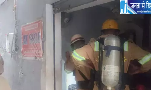संजय प्लेस के फ्रेंड्स टावर के बेसमेंट में लगी आग, शॉर्ट सर्किट से फ्लेक्स गोदाम में मचा हड़कंप