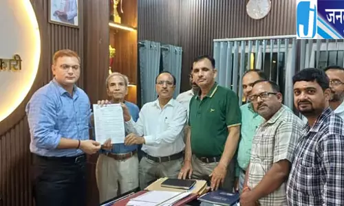 माध्यमिक शिक्षकों की समस्याओं को लेकर संघ ने डीईओ को सौंपा ज्ञापन