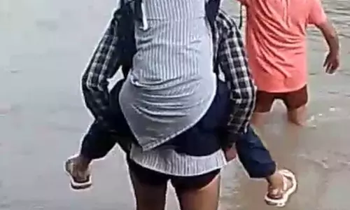 सिरमौर में नदी पार कर स्कूल जाते बच्चे