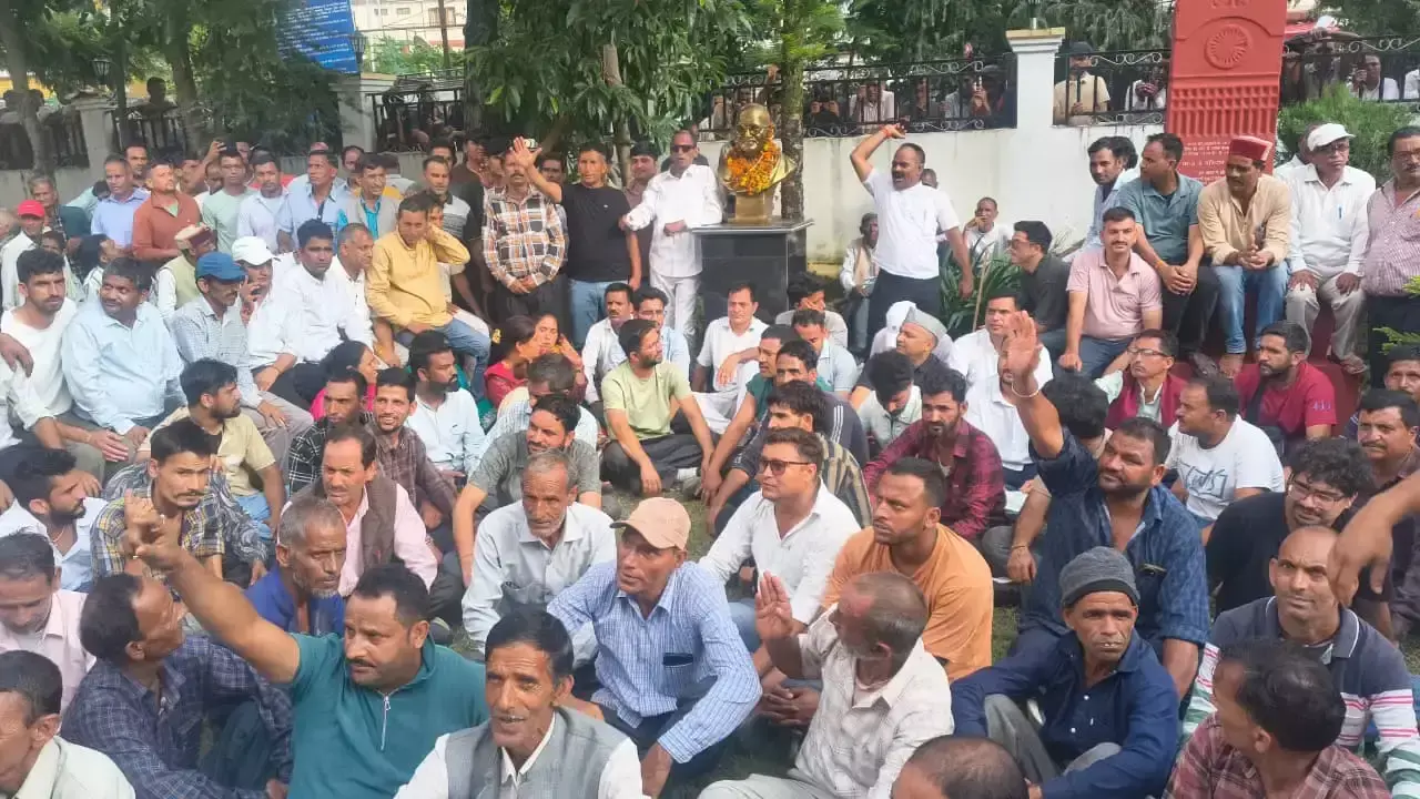 Uttarkashi: जिला योजना में अनदेखी का आरोप, यमुनोत्री विधायक ने किया जिला कार्यालय का घेराव