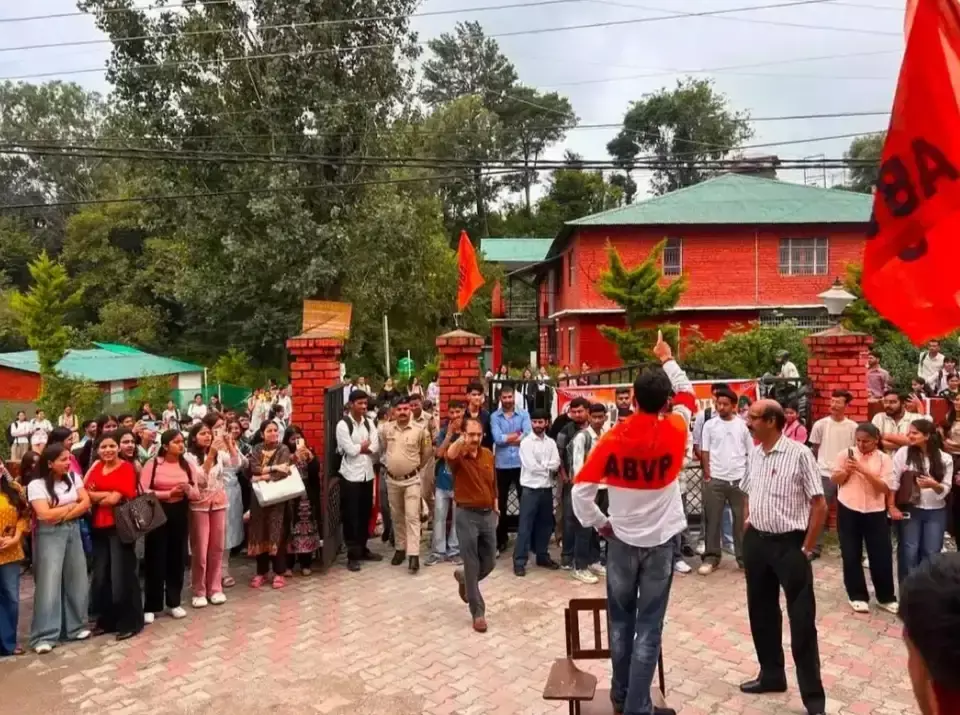 Dharamshala: एचपीयू के धर्मशाला क्षेत्रीय केंद्र में तालाबंदी, मांगों को लेकर एबीवीपी का विरोध