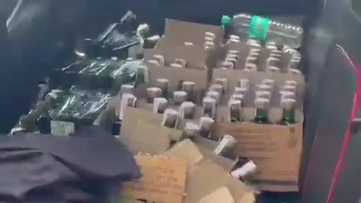 पटना में कार हादसा: शराब की बोतलें लूटने के लिए मची होड़ पटना में कार हादसा: शराब की बोतलें लूटने के लिए मची होड़
