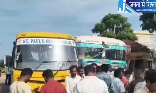Telangana: महबूबाबाद में तेज़ रफ़्तार लॉरी ने स्कूल बस को टक्कर मारी, 50 छात्र सुरक्षित