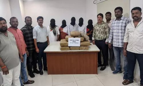 Telangana: हैदराबाद में गांजा मामले में 5 लोग गिरफ्तार, जिनमें 3 सीनियर सिटिज़न शामिल हैं Telangana: हैदराबाद में गांजा मामले में 5 लोग गिरफ्तार, जिनमें 3 सीनियर सिटिज़न शामिल हैं