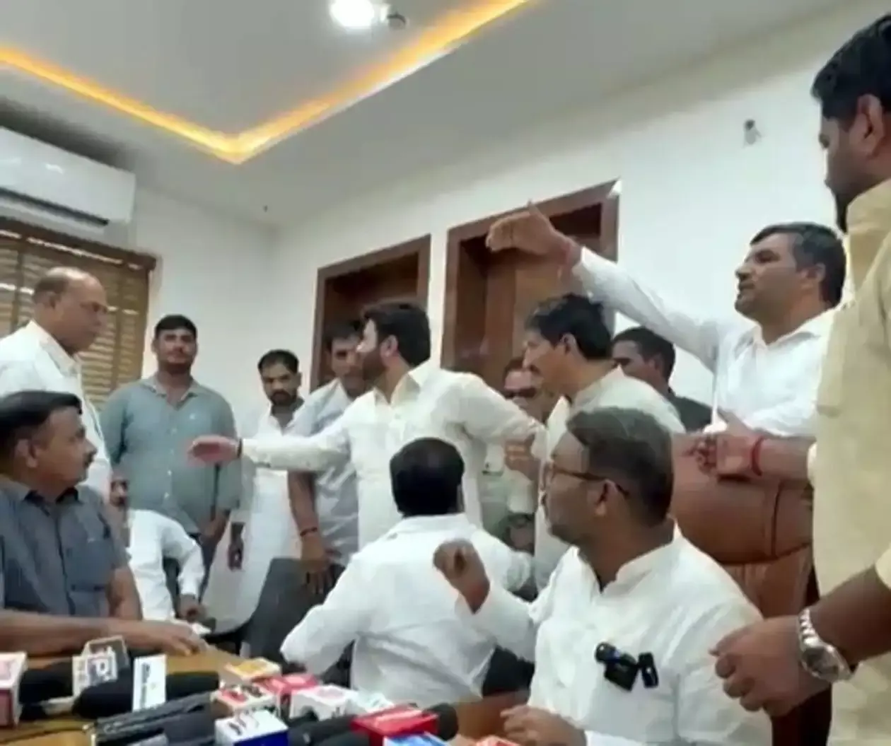 Hansi: कुर्सियों को लेकर कांग्रेस कार्यकर्ताओं में तकरार, हांसी बैठक में मचा हंगामा