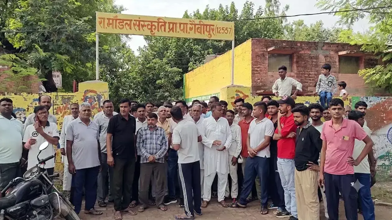 Hisar: स्कूल में शिक्षकों की कमी पर बढ़ा आक्रोश, अभिभावकों ने प्रशासन को दिया अल्टीमेटम