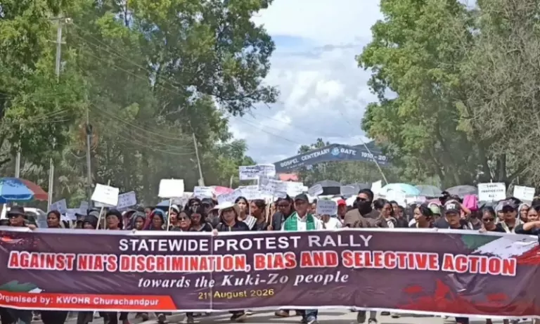 NIA की कार्रवाई से नाराजगी: मणिपुर में कुकी-ज़ो समूहों का प्रदर्शन NIA की कार्रवाई से नाराजगी: मणिपुर में कुकी-ज़ो समूहों का प्रदर्शन