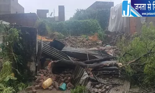 खाना खाते समय भरभराकर गिरा कच्चा मकान, परिवार के पांच लोग घायल खाना खाते समय भरभराकर गिरा कच्चा मकान, परिवार के पांच लोग घायल