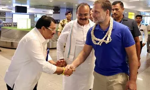 पुणे एयरपोर्ट पर राहुल गांधी का स्वागत, छात्रों की गूंज कार्यक्रम को करेंगे संबोधित पुणे एयरपोर्ट पर राहुल गांधी का स्वागत, छात्रों की गूंज कार्यक्रम को करेंगे संबोधित