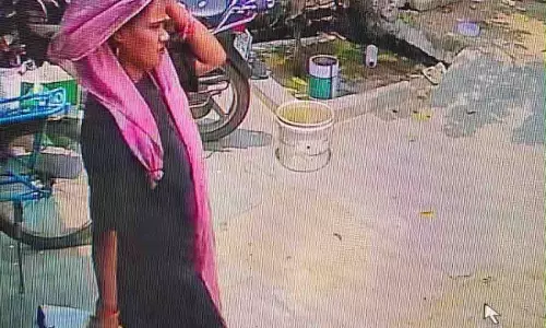 चोरनी का नया तरीका भिखारिन बनकर घर में दाखिल हुई फिर हुई फरार चोरनी का नया तरीका भिखारिन बनकर घर में दाखिल हुई फिर हुई फरार