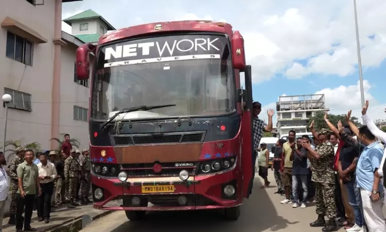 Manipur: 3 साल का इंतजार खत्म, शुरू हुई अंतरराज्यीय बस सेवा Manipur: 3 साल का इंतजार खत्म, शुरू हुई अंतरराज्यीय बस सेवा