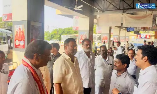 Andhra: मंत्री ने अन्नावरम बस स्टेशन का निरीक्षण किया