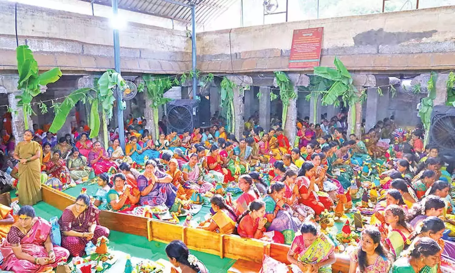 Tirupati जिले में उत्सव का उत्साह छाया हुआ है क्योंकि महिलाएं वरलक्ष्मी व्रत का पालन कर रही हैं