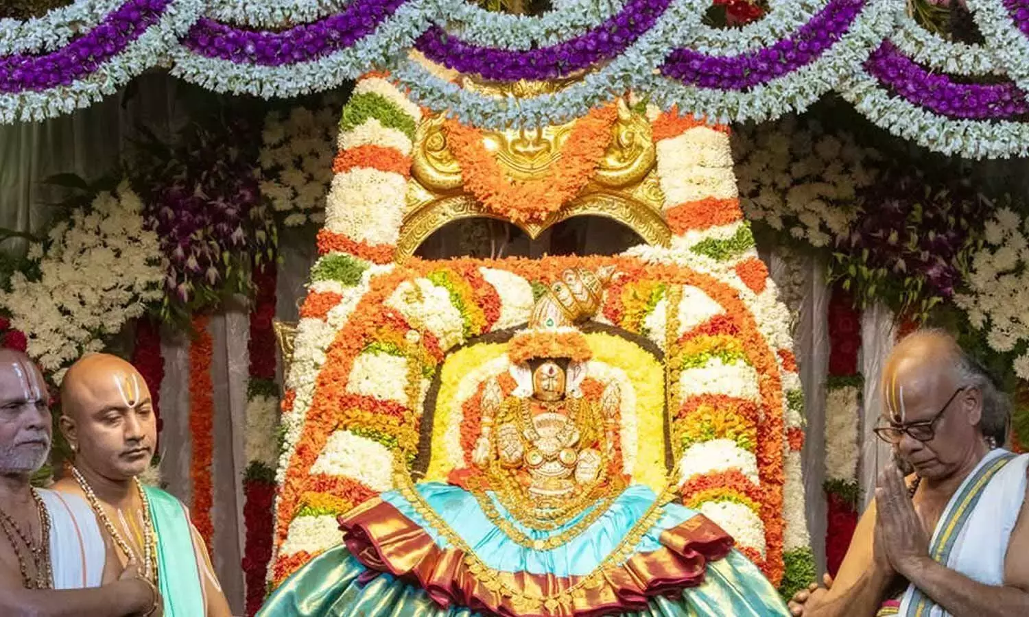 Andhra: पद्मावती अम्मावरु मंदिर में भव्य वरलक्ष्मी व्रतम