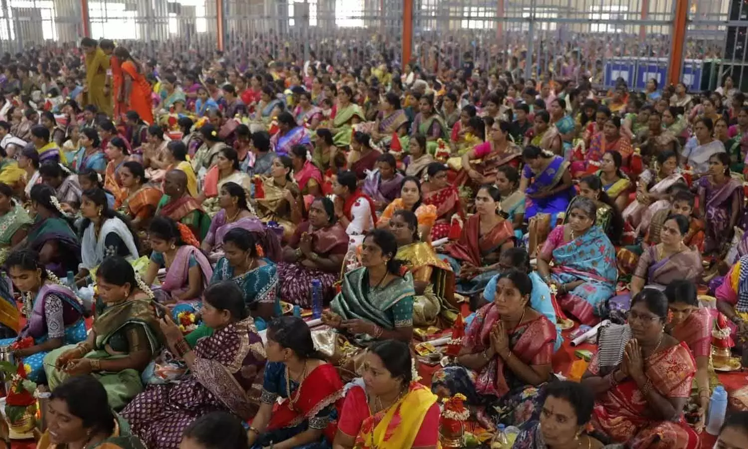 Andhra: श्रीशैलम में 1,800 से अधिक श्रद्धालु सामूहिक वरलक्ष्मी व्रत में शामिल हुए Andhra: श्रीशैलम में 1,800 से अधिक श्रद्धालु सामूहिक वरलक्ष्मी व्रत में शामिल हुए