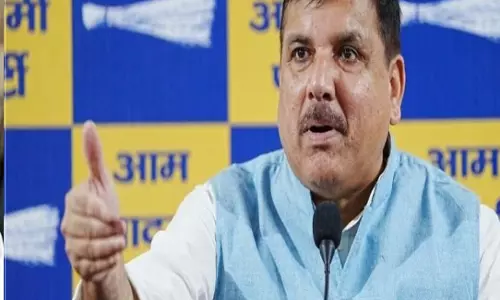 सरकारी स्कूलों की स्थिति सुधारने को AAP का अभियान हेल्पलाइन से जुड़े लोग