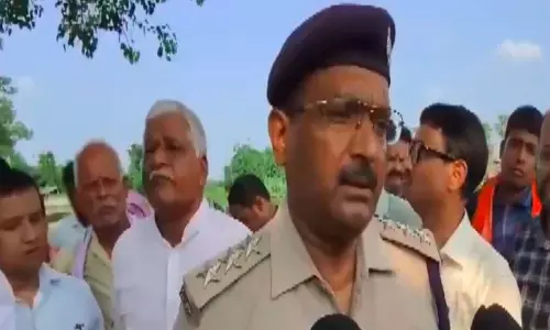 ट्रक से बचने के चक्कर में बस भीड़ में घुसी, 5 की मौत ट्रक से बचने के चक्कर में बस भीड़ में घुसी, 5 की मौत