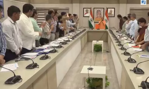सीएम योगी आदित्यनाथ ने अधिकारियों के साथ की वीडियो कॉन्फ्रेंसिंग सीएम योगी आदित्यनाथ ने अधिकारियों के साथ की वीडियो कॉन्फ्रेंसिंग