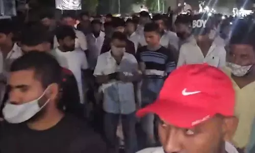 पुलिस लाठीचार्ज के विरोध में छात्रों का मौन प्रदर्शन, हाथों में गुलाब और पेन लेकर निकले छात्र पुलिस लाठीचार्ज के विरोध में छात्रों का मौन प्रदर्शन, हाथों में गुलाब और पेन लेकर निकले छात्र