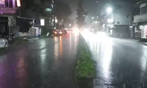 तेज बारिश से बदला मौसम का मिजाज, कई इलाकों में हुई भारी बारिश तेज बारिश से बदला मौसम का मिजाज, कई इलाकों में हुई भारी बारिश