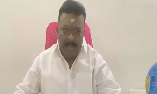 CM रेवंत के US दौरे पर विवाद, श्रवण दासोजू ने केंद्र को घेरा CM रेवंत के US दौरे पर विवाद, श्रवण दासोजू ने केंद्र को घेरा