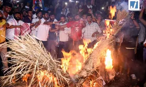 सीएम के पुतला दहन के दौरान झड़प, तीन एफआईआर, 14 नामजद समेत कई अन्य आरोपी सीएम के पुतला दहन के दौरान झड़प, तीन एफआईआर, 14 नामजद समेत कई अन्य आरोपी