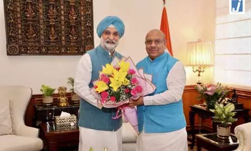 दिल्ली विधानसभा अध्यक्ष विजेंद्र गुप्ता ने उपराज्यपाल को पत्रिका भेंट की दिल्ली विधानसभा अध्यक्ष विजेंद्र गुप्ता ने उपराज्यपाल को पत्रिका भेंट की