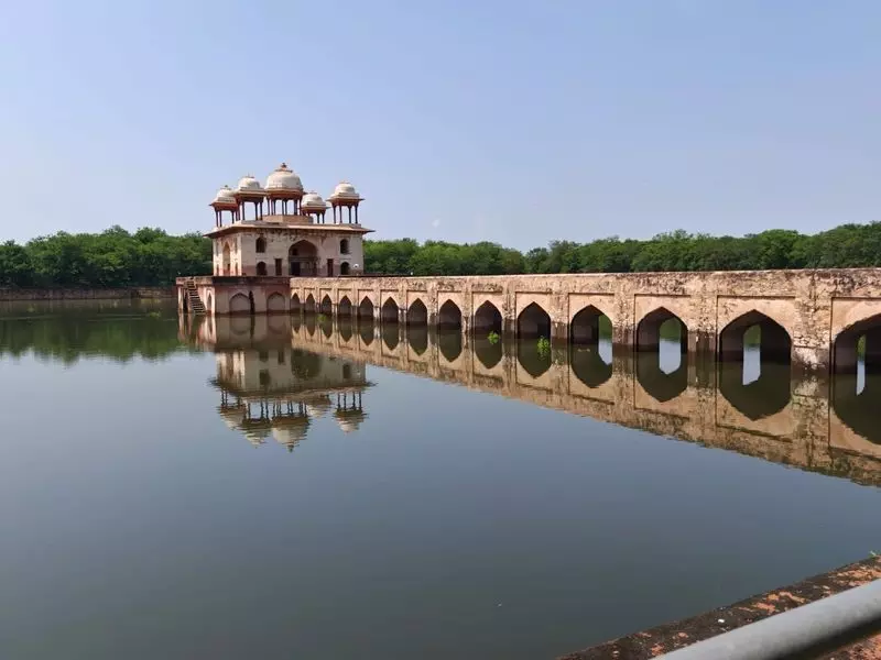 हरियाणा के नारनौल में एक दशक बाद जल महल पानी से लबालब भर गया है। हरियाणा के नारनौल में एक दशक बाद जल महल पानी से लबालब भर गया है।