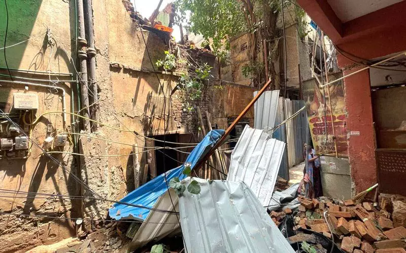 Delhi में बिल्डिंग गिरने से मजदूर की मौत Delhi में बिल्डिंग गिरने से मजदूर की मौत