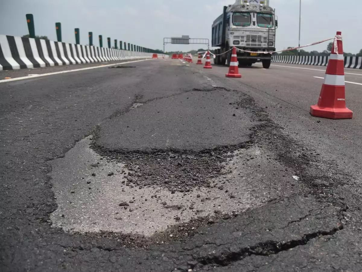 लखनऊ-कानपुर एक्सप्रेसवे पर उखड़ रही सड़क की तारकोल, कई हिस्सों में दोबारा लेपन लखनऊ-कानपुर एक्सप्रेसवे पर उखड़ रही सड़क की तारकोल, कई हिस्सों में दोबारा लेपन