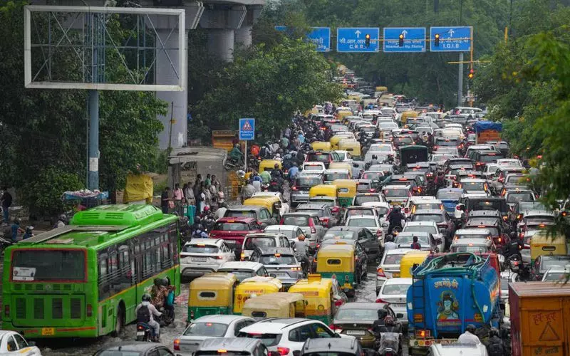 Delhi राजधानी में ट्रैफिक जाम से लोग परेशान Delhi राजधानी में ट्रैफिक जाम से लोग परेशान