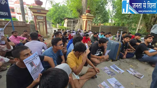 अव्यवस्थाओं से नाराज BHU के बिरला-ए छात्रावास के छात्र धरने पर बैठे अव्यवस्थाओं से नाराज BHU के बिरला-ए छात्रावास के छात्र धरने पर बैठे
