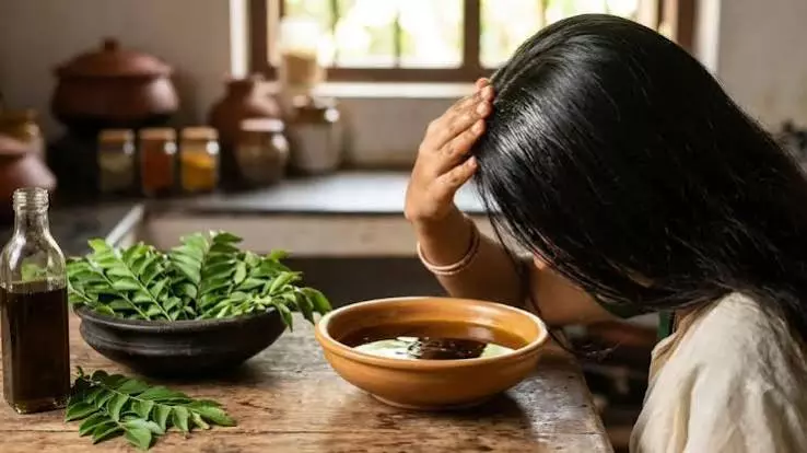 मानसून में Hair Fall से परेशान? प्याज और कढ़ी पत्ते के तेल से पाएं राहत मानसून में Hair Fall से परेशान? प्याज और कढ़ी पत्ते के तेल से पाएं राहत