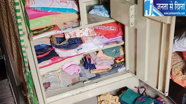 वाराणसी में घर में घुसे चोरों ने उड़ाए 2 लाख नकद और 20 लाख के जेवर वाराणसी में घर में घुसे चोरों ने उड़ाए 2 लाख नकद और 20 लाख के जेवर