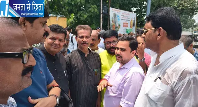 यातायात तिराहे से डॉ. राजेंद्र प्रसाद की प्रतिमा हटाने पर विवाद, AAP कार्यकर्ताओं ने किया प्रदर्शन यातायात तिराहे से डॉ. राजेंद्र प्रसाद की प्रतिमा हटाने पर विवाद, AAP कार्यकर्ताओं ने किया प्रदर्शन