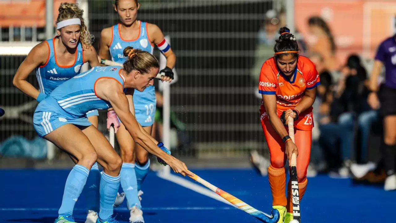FIH वर्ल्ड कप: चैंपियन नीदरलैंड्स को भारत ने दी कड़ी टक्कर, 0-2 से हार FIH वर्ल्ड कप: चैंपियन नीदरलैंड्स को भारत ने दी कड़ी टक्कर, 0-2 से हार