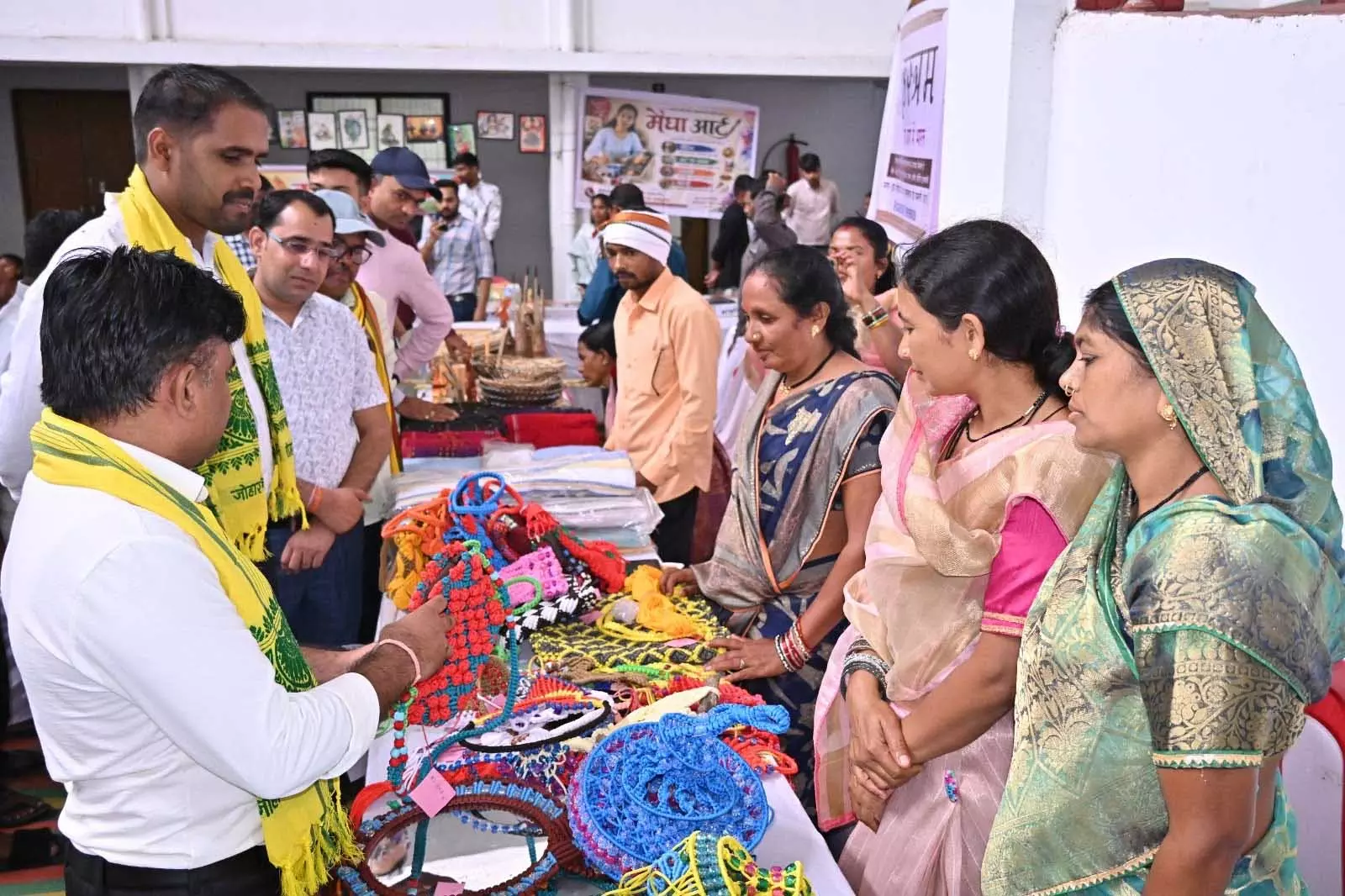जनजातीय कारीगरों के हुनर को मिलेगा व्यापक बाजार, 20 कलाकारों कारीगरों ने लगाए स्टॉल जनजातीय कारीगरों के हुनर को मिलेगा व्यापक बाजार, 20 कलाकारों कारीगरों ने लगाए स्टॉल