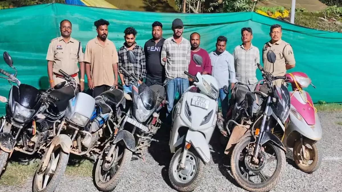 पुलिस की गिरफ्त में 7 जुआरी, जंगल में सजी थी महफिल पुलिस की गिरफ्त में 7 जुआरी, जंगल में सजी थी महफिल
