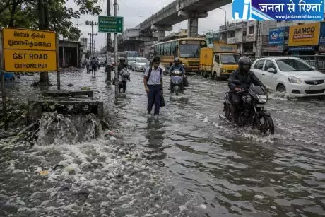चेन्नई: GST रोड पर बारिश के पानी में मिला सीवेज, पानी ओवरफ़्लो हुआ चेन्नई: GST रोड पर बारिश के पानी में मिला सीवेज, पानी ओवरफ़्लो हुआ