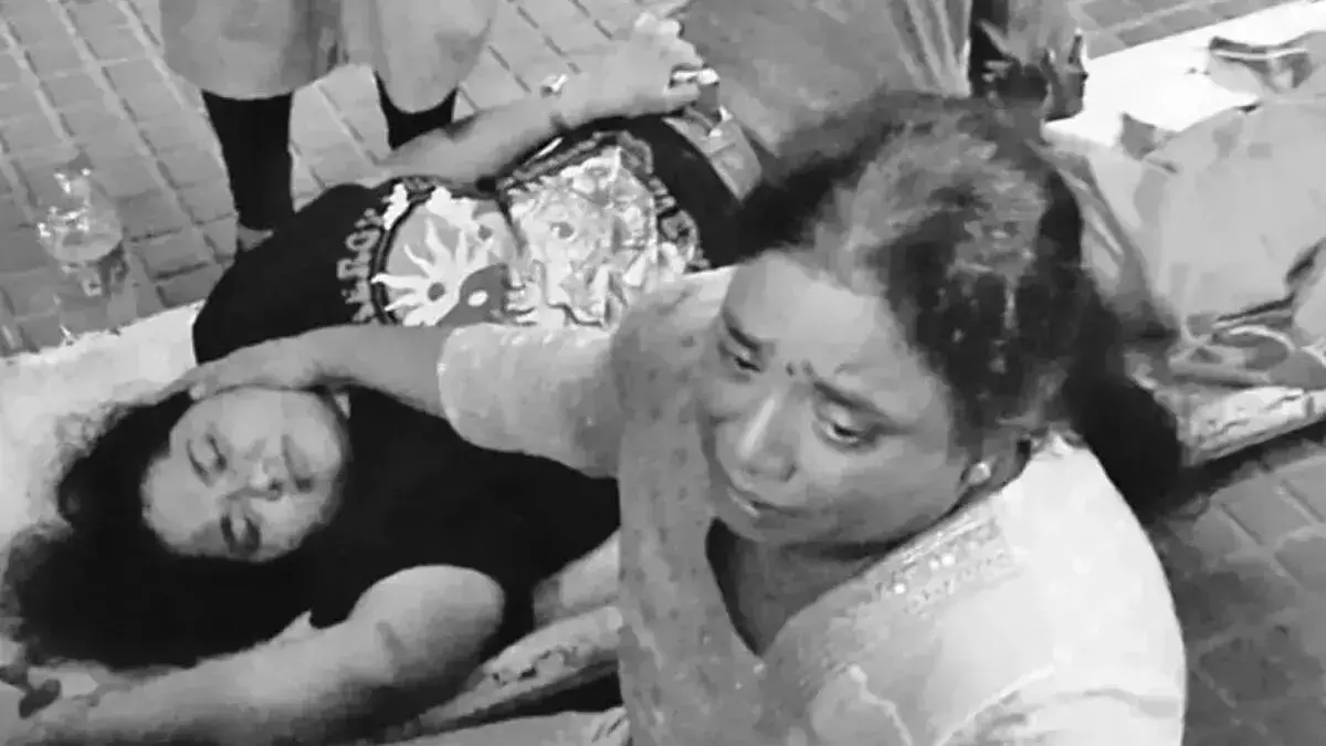 kerala: ट्रेन और प्लेटफॉर्म के बीच गिरने से महिला का पैर कटा kerala: ट्रेन और प्लेटफॉर्म के बीच गिरने से महिला का पैर कटा
