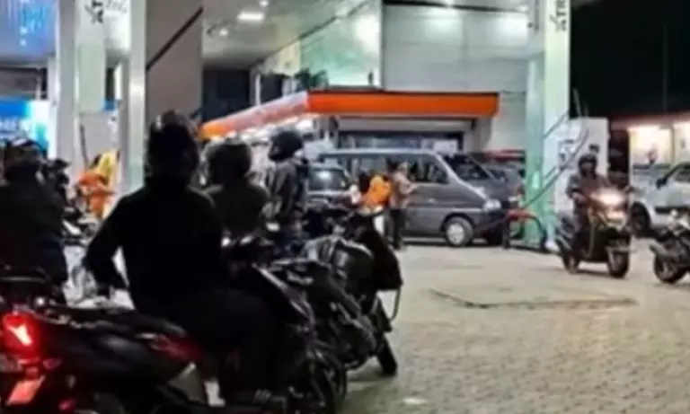 ईंधन सप्लाई रोकने की चेतावनी: शिलॉन्ग में गहराया पेट्रोल संकट ईंधन सप्लाई रोकने की चेतावनी: शिलॉन्ग में गहराया पेट्रोल संकट